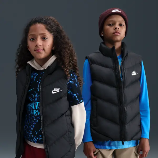 Nike All Day Play Gewatteerde Therma-Fit Bodywarmer Met Ruime Pasvorm Voor Kids - Zwart thumbnail