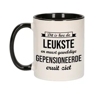 Bellatio Decorations Pensioen - De Leukste Gepensioneerde Eruitziet Koffiemok - Wit Met Zwart - Bedankt Cadeau - Collega - 300 Ml