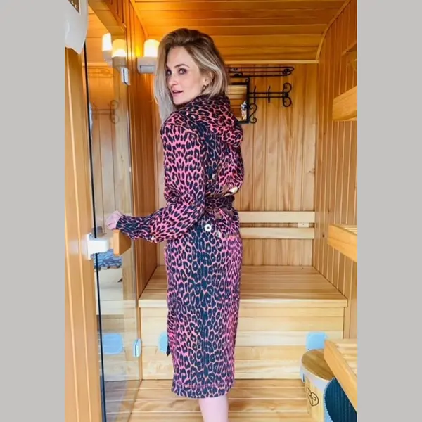 Roze Panterprint Badjas D-Robe - Capuchon Badjas Panter Patroon - Capuchon Badjas Dames - Roze - Katoen - Unisex - Limited Edition - Maat Xl thumbnail