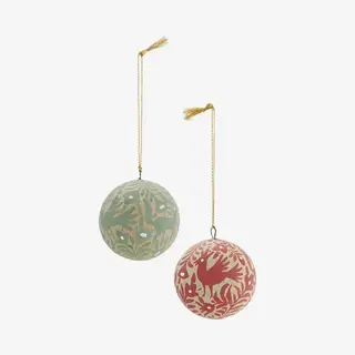 Madam Stoltz - Set Van 2 Papier Maché Kerstballen - Groen En Rood - Handbeschilderd