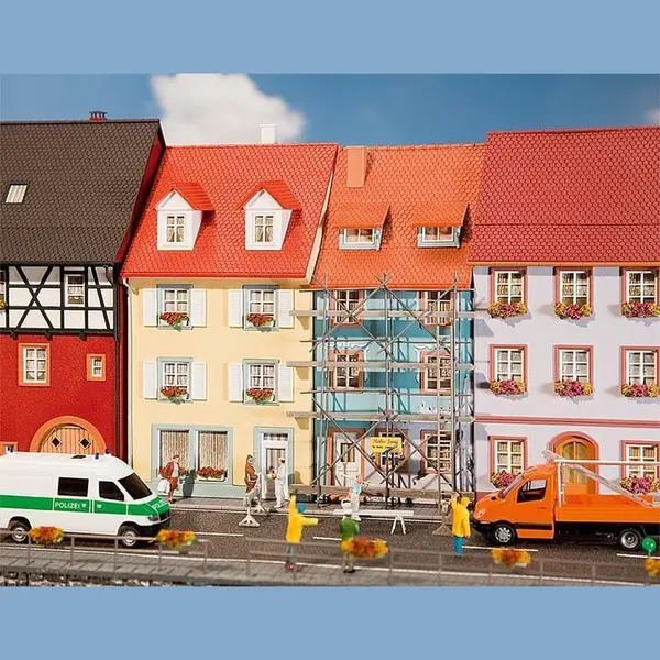 Faller 2 Kleinstadthäuser Mit Malergerüst thumbnail