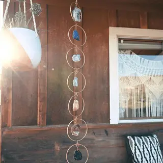 Flipflop Club Crystal 7 Chakra Gemstone Hang Decoratie | Meditatie Accessoire | Ruwe Stenen Hanger | Muurdecoratie | Steen Hanger | Edel Stenen Accessoires | Zen |