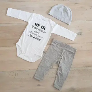 Maison Marcella Baby Cadeau Geboorte Unisex Jongen Of Meisje Setje 3-delig Newborn | Maat 50-56 | Grijs Mutsje En Broekje En Romper Lange Mouw Wit Met Zwarte Tekst Of
