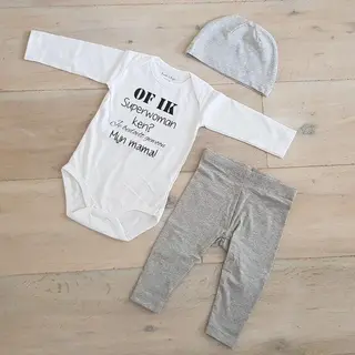 Baby Cadeau Geboorte Unisex Jongen Of Meisje Setje 3-delig Newborn | Maat 62-68 | Grijs Mutsje En Broekje En Romper Lange Mouw Wit Met Zwarte Tekst Of