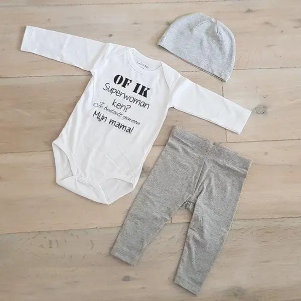 Baby Cadeau Geboorte Unisex Jongen Of Meisje Setje 3-delig Newborn | Maat 62-68 | Grijs Mutsje En Broekje En Romper Lange Mouw Wit Met Zwarte Tekst Of thumbnail