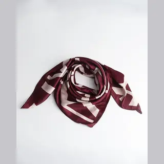Eline Bandana Dames – 70x70 Cm – Burgundy / Bordeaux Rood – Imitatie Zijde – All Over Logo Print – Accessories Junkie Amsterdam