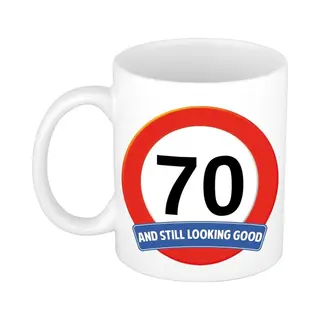 Bellatio Decorations Koffie Mok / Cadeau Beker - 70 Jaar - Verjaardag - Still Looking Good - Wit - Stopbord - 300 Ml - Keramiek