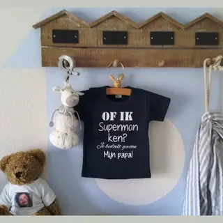 Baby Blauw Shirtje Tekst Of Ik Superman Ken? Je Bedoelt Gewoon Mijn Papa! | Korte Mouw T-Shirt | Donkerblauw | Maat 56 62 68 74 80 86 92 98 104-110
