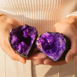 Anas Crystal Care Anas Paarse Geode - Powerball - Harmonie - Rust - Meditatie - Edelsteen - Mineralen - Helpt Zuiveren - Decoratie - Housewarming - Lengte, 7-10 Cm