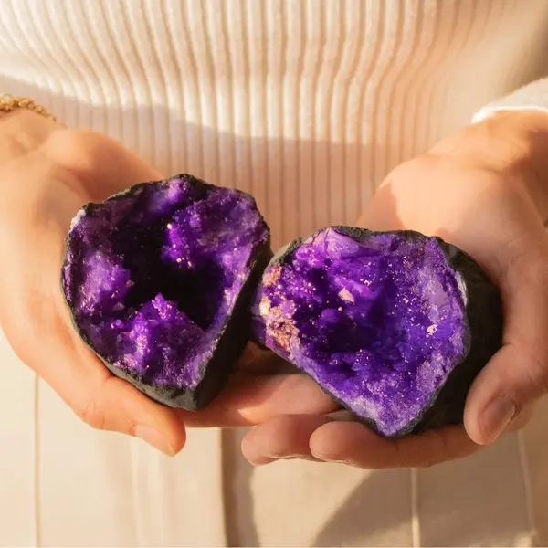 Anas Crystal Care Anas Paarse Geode - Powerball - Harmonie - Rust - Meditatie - Edelsteen - Mineralen - Helpt Zuiveren - Decoratie - Housewarming - Lengte, 7-10 Cm thumbnail
