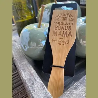 Gourmetspatel Met De Tekst In Het Hout; De Gezelligste Bonusmama Dat Ben Jij! - 13 Cm