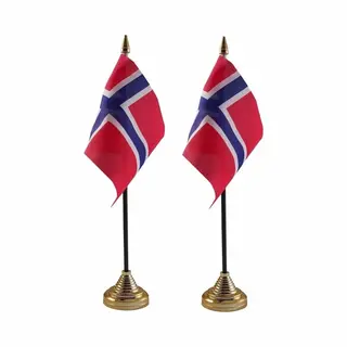 Noorwegen Tafelvlaggetjes - 2x Stuks - 10 X 15 Cm - Met Gouden Standaard - H27 Cm - Landen Versiering - Feestartikelen