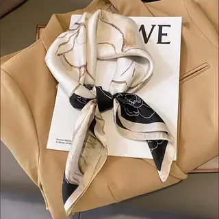 Mylinsé Dames Haarsjaal - Neksjaal - Vierkant 70x70 Cm - Midnight Camellia - Ivoor Beige Zwart - Feestsjaal - Gebloemde Sjaal