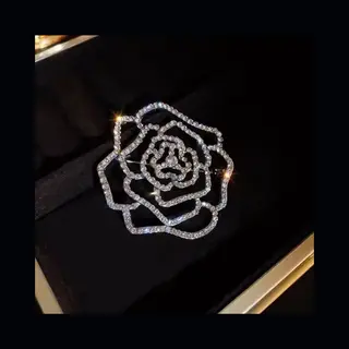 Borasi Roos Broche Zilverkleurig | Roestvrijstaal | Broche | Dames Sieraden | Bruiloft | Elegant |
