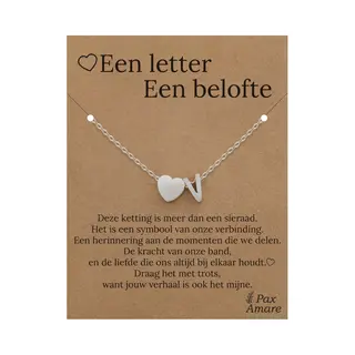 Letter V Ketting Op Cadeau Kaartje - Een Letter, Een Belofte - 45cm Zilverkleurig Stainless Steel - Initiaal & Hartje Hanger - Pax Amare