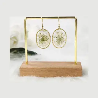 Oorhangers Met Droogbloemen - Zoetwaterparel Schilfers - Queens Anne´s Lace Witte Bloempjes - The Jewellery Salon - Stainless Steel Goudkleurig