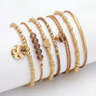Nuvex Set Van 7 Goudkleurige Armbanden Voor Dames Met Kralen, Bedels En Bruinaccenten – Dames Armbanden Set In Natuurlijke Tinten