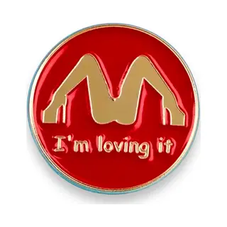 Kinky Pleasure Ronde Sexy Pin – “I’m Loving It” Humoristische Button – Gedurfd Speldje Van Metaal