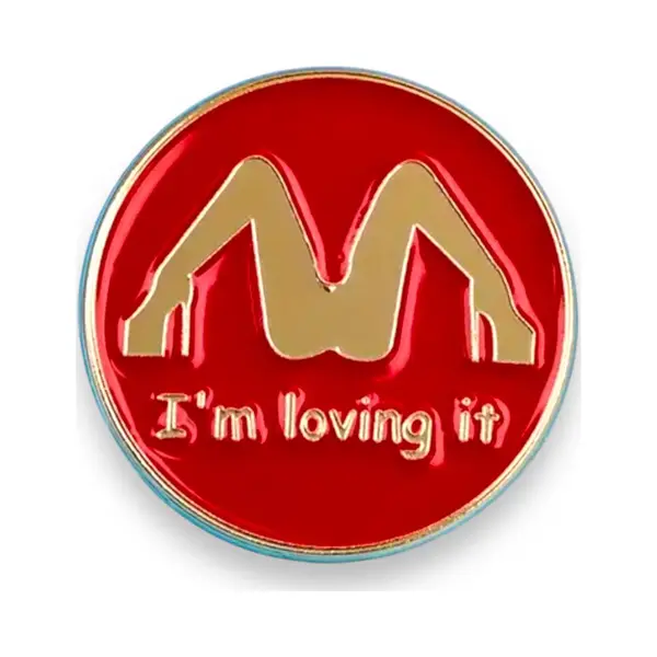 Kinky Pleasure Ronde Sexy Pin – “I’m Loving It” Humoristische Button – Gedurfd Speldje Van Metaal thumbnail