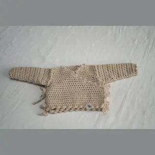 Baby-vestje-meisje-maat 50-ecru-katoen-handgemaakt (Sweet Baby Bedstraw)