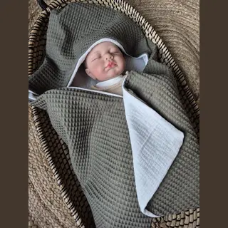 Wikkeldeken - Omslagdoek - Badcape Baby - Army Green - Voertuigen - 70x70cm / Baby Creaties / Zacht En Ademend Voor Je Baby