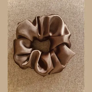 By Willy Scrunchie Satijn Xl Handgemaakt - Bruin - Donker Bruin / Brown - Dark Brown Satine - Handmade