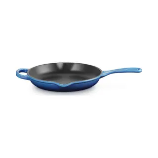 Le Creuset Signature Enamelled Cast Iron Skillet Frying Pan With Helper Handle And Two Pouring Lips, For All Hob Types And Ovens, 23 Cm, Azure,