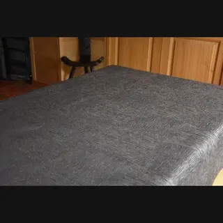 Jacquard Geweven Gecoat Luxe Tafellaken - Tafelzeil - Tafelkleed - Zwarte Lijnen - Hoogwaardig - Opgerold Op Dunne Rol - Geen Plooien - Rechthoekig -