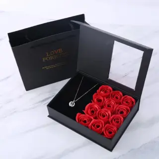Rozen Met Een Ketting In Doosje | Cadeau Voor Haar | Valentijn Cadeautje Vrouw | Moederdag Cadeau | Decoratie | Trouw & Liefde | Cadeautip