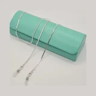 Dames Zilverkleurige Brillenketting Met En Reserve Rubberen Lussen. Inclusief Twee Hoogwaardige Microvezel Doekjes / Brillenkoord Dames / Brilkoordje