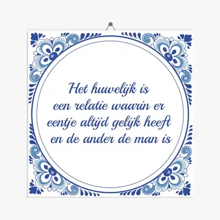 Tegeltje Het Huwelijk Is Een Relatie Waarin Er Eentje Altijd Gelijk Heeft + Plakhanger