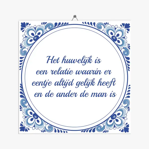 Tegeltje Het Huwelijk Is Een Relatie Waarin Er Eentje Altijd Gelijk Heeft + Plakhanger thumbnail