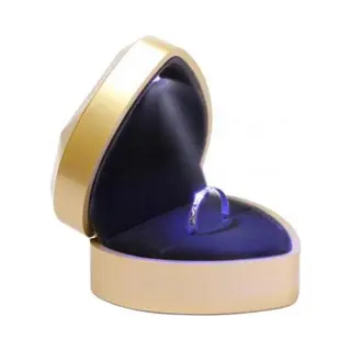 Ringdoosje Hartje Led Licht - Liefde - Goud - Aanzoek - Verloving - Bruiloft - Huwelijksaanzoek - Sieradendoos - Valentijnsdag - Ring - Verlichting -