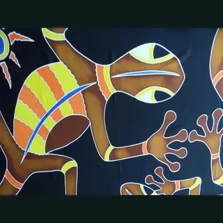 Pareo, Sarong, Hamamdoek, Wikkeljurk Handgeschilderd Figuren Gekko Patroon Lengte 115 Cm Breedte 165 Kleuren Zwart Bruin Blauw Oranje Geel.