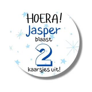 20 X Gepersonaliseerde Traktatie Stickers Verjaardag Blauw - Blaast Kaarsjes Uit - Naam En Leeftijd Kinderen - 4 Cm