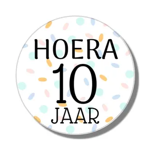 Traktatiestickers Hoera 10 Jaar - Stickervel - Cadeausticker - Wensetiket - Rond 40 Mm - Sluitsticker - 20 Stuks - Wit Pastel Groen Geel Roze Groen