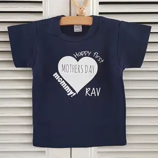 Baby Shirtje Jongen Of Meisje Tekst Mama Eerste Moederdag Cadeau Van Papa | Happy First Mother’s Day Mommy In Hart | Korte Mouw T-Shirt | Blauw Maat