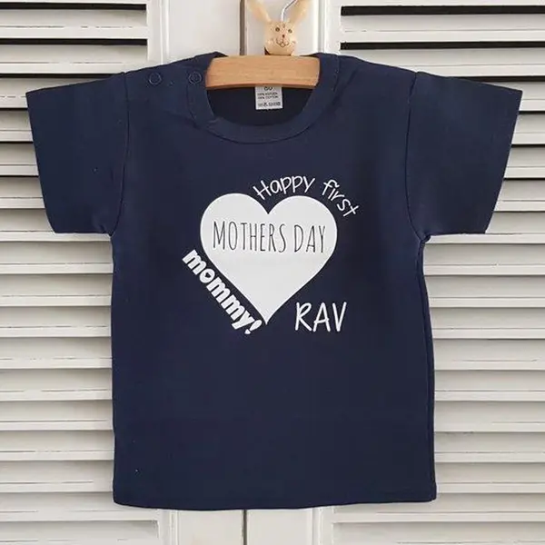 Baby Shirtje Jongen Of Meisje Tekst Mama Eerste Moederdag Cadeau Van Papa | Happy First Mother’s Day Mommy In Hart | Korte Mouw T-Shirt | Blauw Maat thumbnail