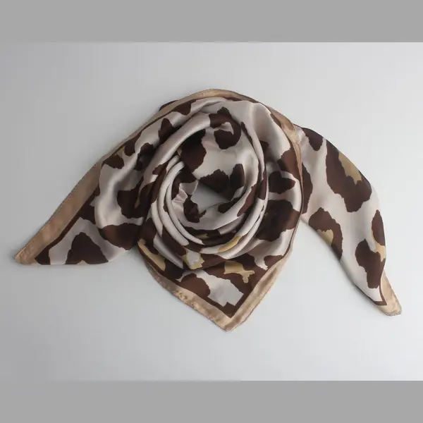 Liva Bandana- Accessories Junkie Amsterdam- Imitatie Satijn- Halsdoek- Cadeau- Vierkant- 70*70cm- Panter Print- Taupe Mocca thumbnail