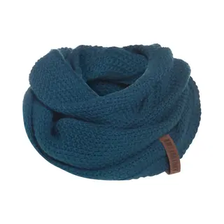 Knit Factory Coco Gebreide Colsjaal - Ronde Sjaal - Nekwarmer - Wollen Sjaal - Donkerblauwe Colsjaal - Dames Sjaal - Heren Sjaal - Unisex - Petrol -