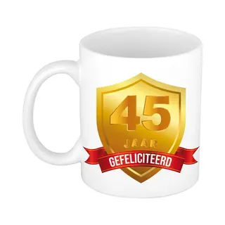 Bellatio Decorations Leeftijd Cadeau Koffiemok - 45 Jaar - Gefeliciteerd - Gouden Schild En Wimpel - Jubileum - Verjaardag - Beker - 300 Ml - Wit