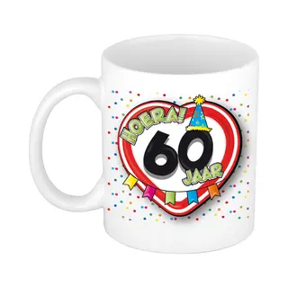 Bellatio Decorations Verjaardag Cadeau Mok Leeftijd 60 Jaar - Hartje Verkeersbord - Multi - 300 Ml