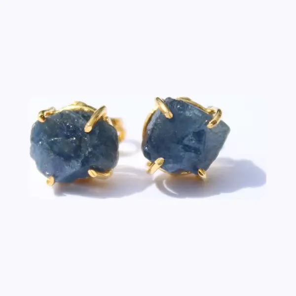 Bixorp Gems Saffier Chakra Oorbellen - Ruwe Edelsteen Knopjes - 18 Karaat Verguld Goud & Roestvrij Staal - Derde Oog Chakra thumbnail