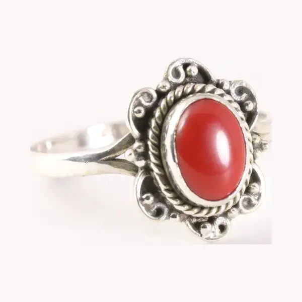 AsiAsia Fijne Bewerkte Zilveren Ring Met Rode Koraal Steen - Maat 20 thumbnail