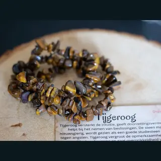 GemsByShy Tijgeroog Armband Met Organische Kralen, Chip, Edelstenen - Perfect Cadeau Voor Mannen En Vrouwen - Inclusief Uitleg - Spiritueel - Tigereye -
