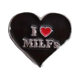 I Love MILFs Enamel Pin – Hartvormige Statement Pin – Ondeugende Broche Van Kinky Pleasure