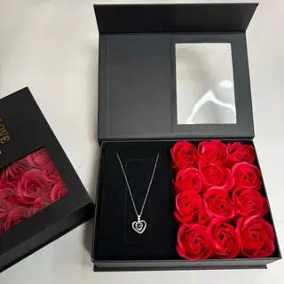Rozen Met Een Ketting In Doosje | Zilverkleurige Hart Ketting | Cadeau Voor Haar | Valentijn Cadeautje Vrouw | Moederdag Cadeau | Decoratie | Trouw &