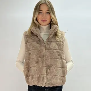 Taupe Bodywarmer Van Nep Bont - Trendy Vegan Bont Bodywarmer Van Joss Mode Amsterdam - Taupe Kunst Bont Bodywarmer - Diervrij Bont Taupe Bodywarmer