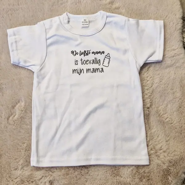 Shirtje Baby Tekst Wit Mama Eerste Moederdag | De Liefste Mama Is Toevallig Mijn Mama| Korte Mouw | Wit | Maat 92 thumbnail