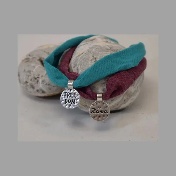 MustHaves - Rove - 2 Stuks - Armband - Textiel - Bandjes - Turquoise - Paars - Lengte 30 Cm - Verstelbaar - Geknoopt - Zilveren Hangers thumbnail